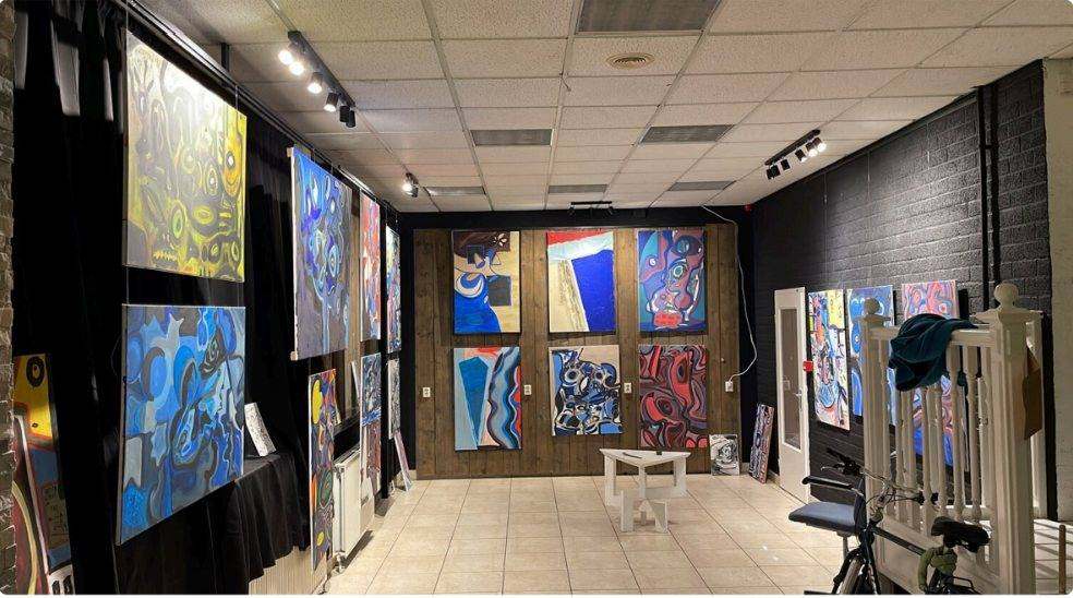 De expositieruimte van Modern People